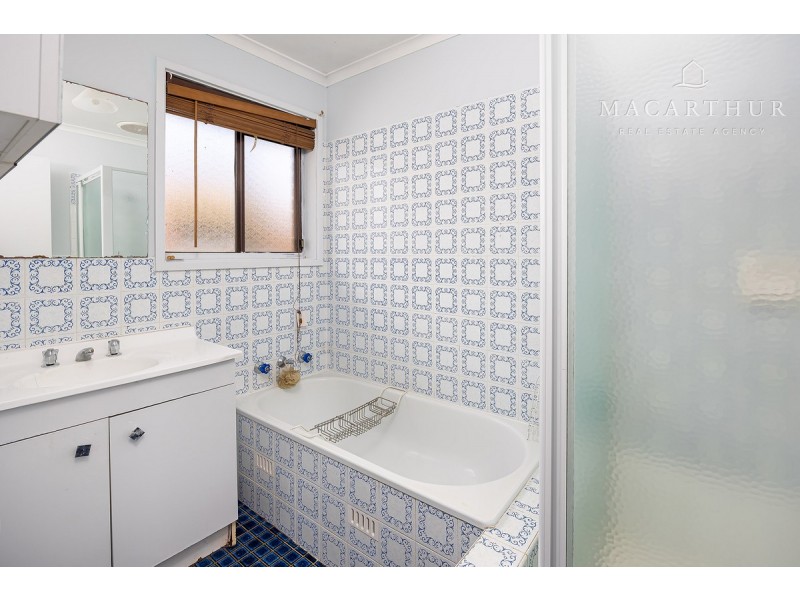 8 Finch Place, Mount Austin NSW 2650