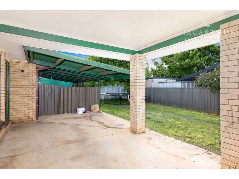 8 Finch Place, Mount Austin NSW 2650