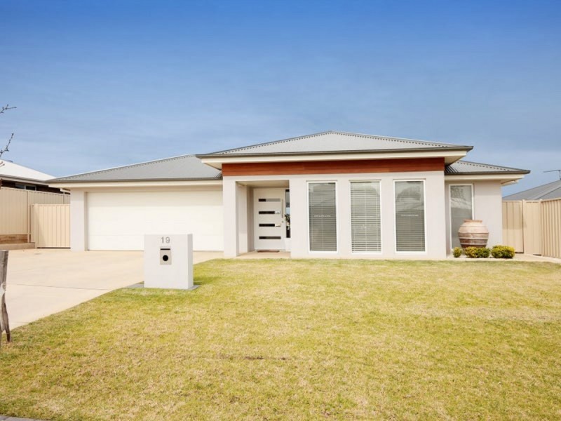19 Cootamundra Boulevard, Gobbagombalin NSW 2650