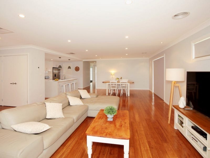 19 Cootamundra Boulevard, Gobbagombalin NSW 2650