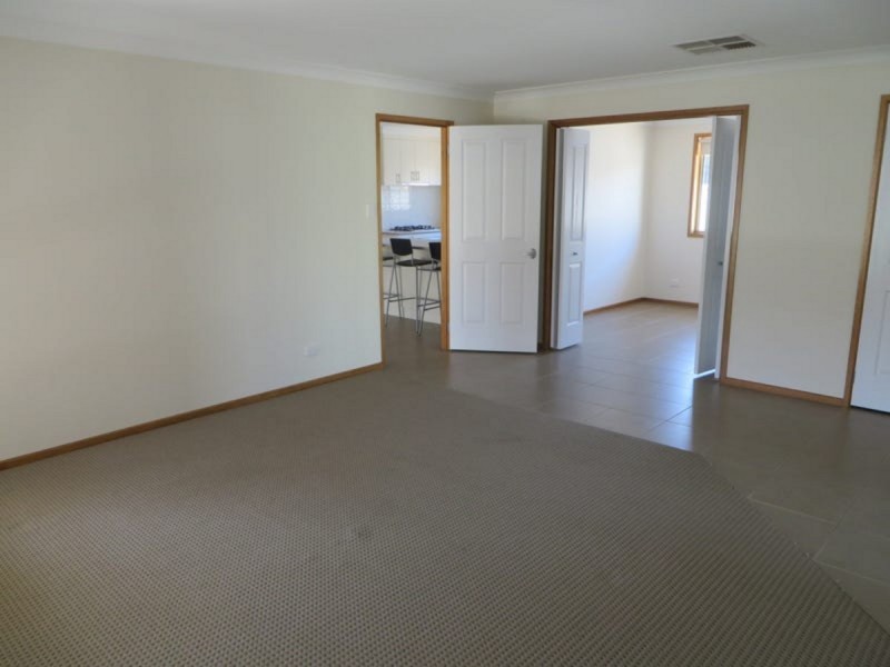 6 Pinnacle Place, Estella NSW 2650
