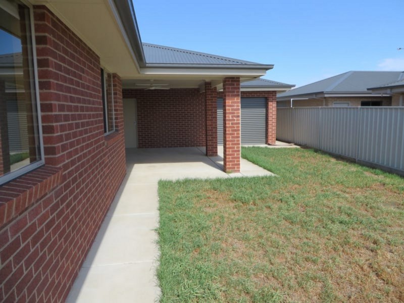 6 Pinnacle Place, Estella NSW 2650
