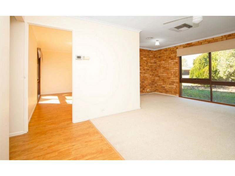52 Pinaroo Drive, Glenfield Park NSW 2650