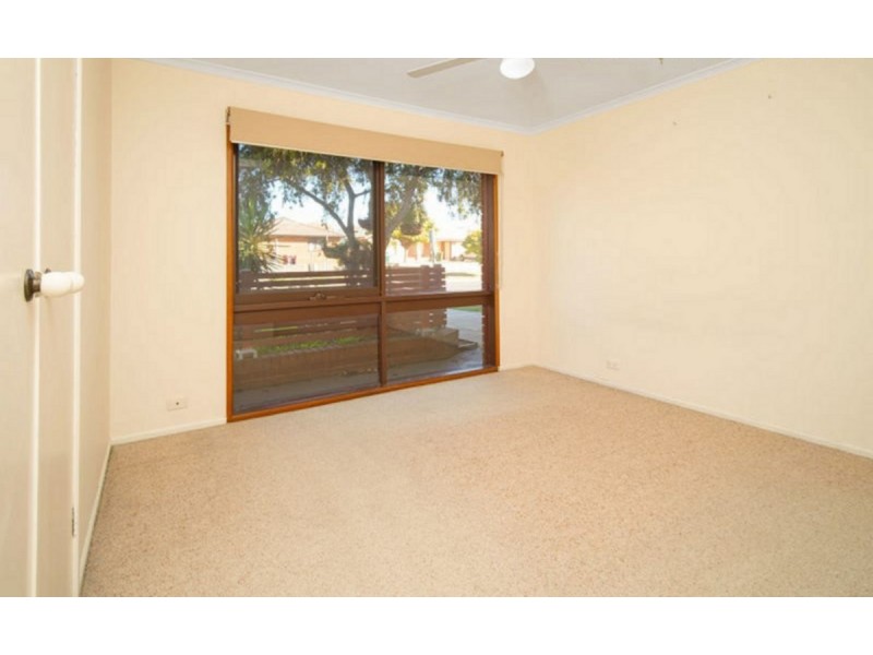 52 Pinaroo Drive, Glenfield Park NSW 2650