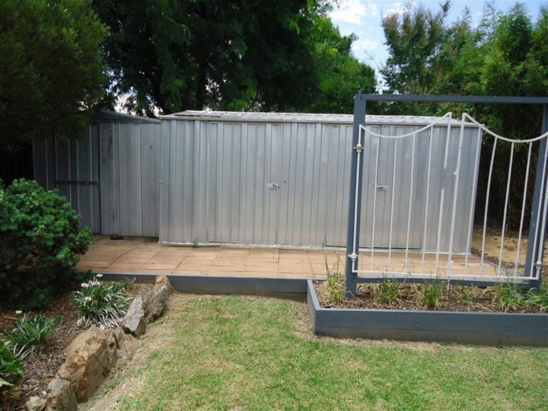 73 Tichborne Crescent, Kooringal NSW 2650