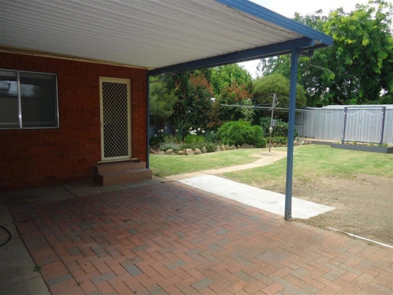 73 Tichborne Crescent, Kooringal NSW 2650