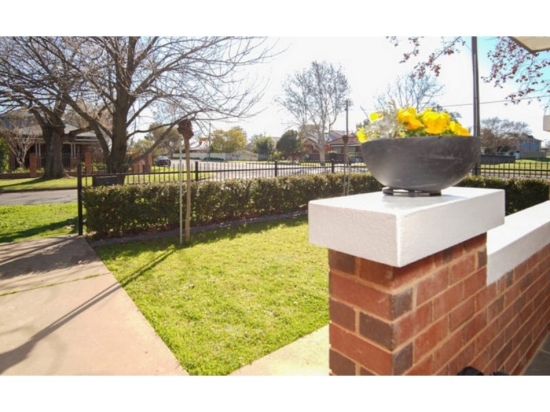 2 Rhoda Avenue, Wagga Wagga NSW 2650
