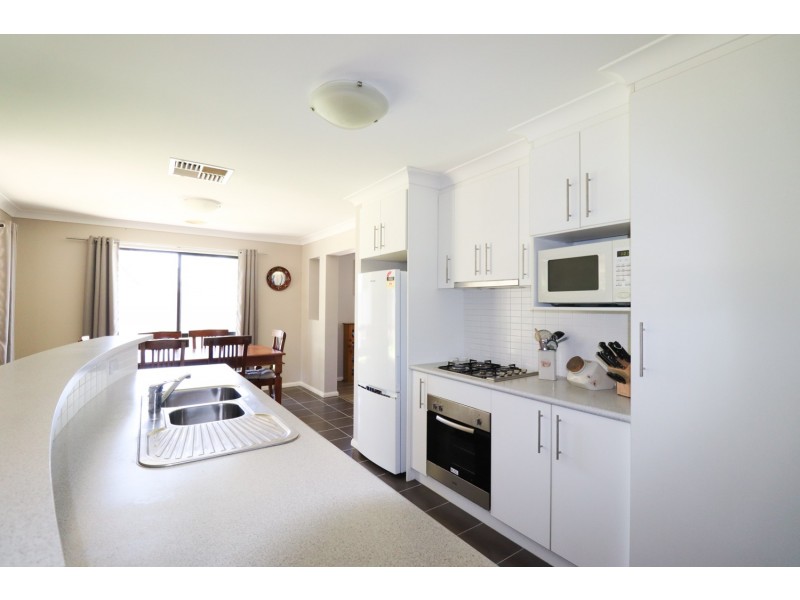 2 Barrima Drive, Glenfield Park NSW 2650