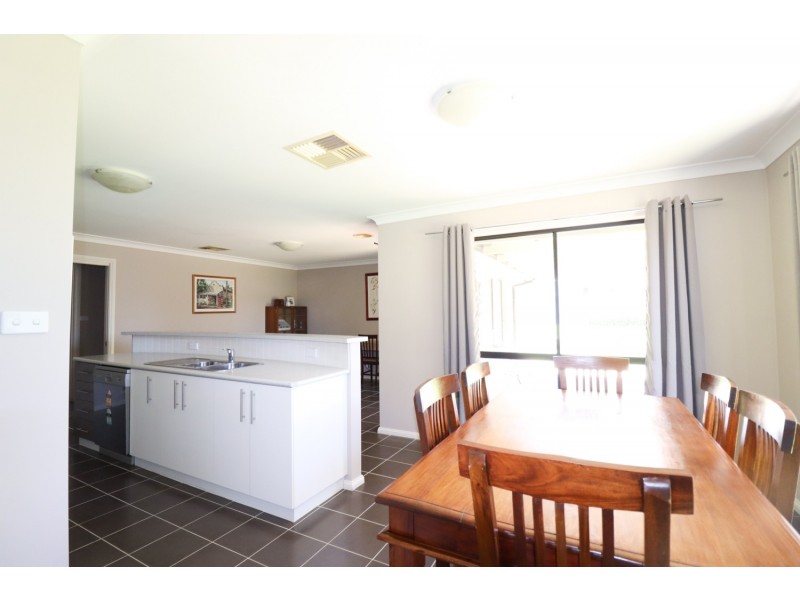 2 Barrima Drive, Glenfield Park NSW 2650