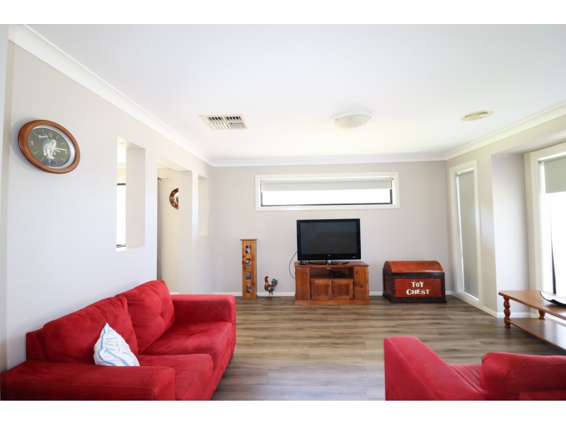 2 Barrima Drive, Glenfield Park NSW 2650