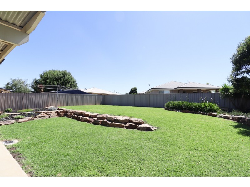 2 Barrima Drive, Glenfield Park NSW 2650