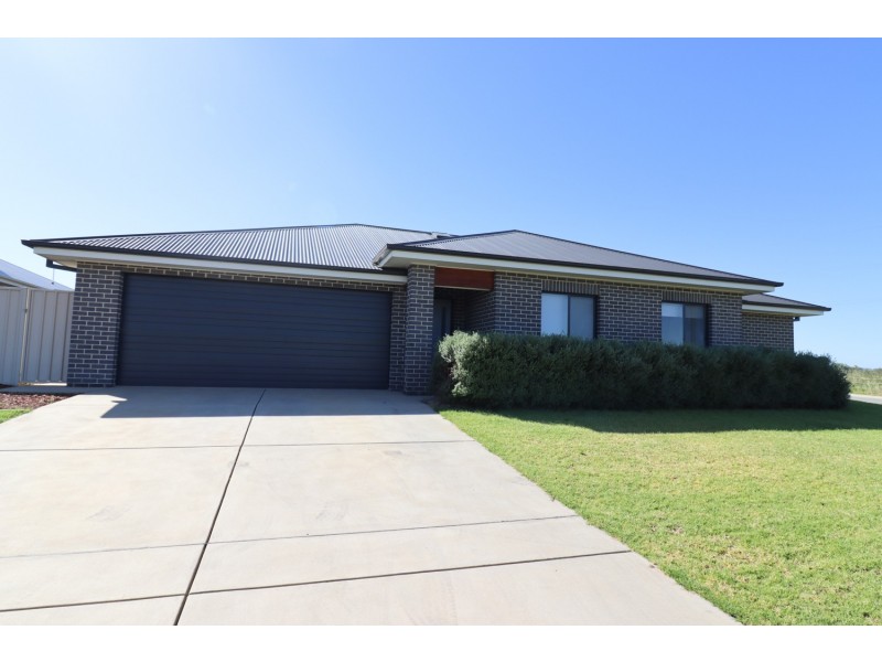 1/84 Barmedman Avenue, Gobbagombalin NSW 2650