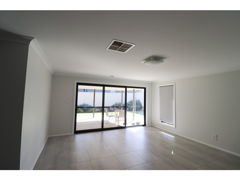 1/84 Barmedman Avenue, Gobbagombalin NSW 2650