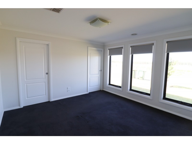 1/84 Barmedman Avenue, Gobbagombalin NSW 2650