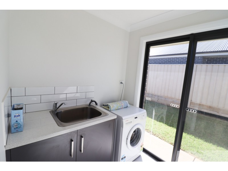 1/84 Barmedman Avenue, Gobbagombalin NSW 2650