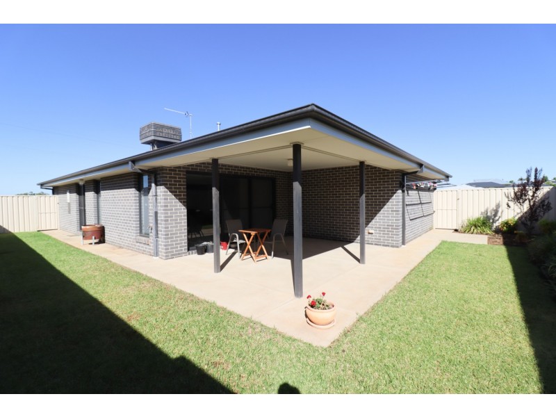 1/84 Barmedman Avenue, Gobbagombalin NSW 2650