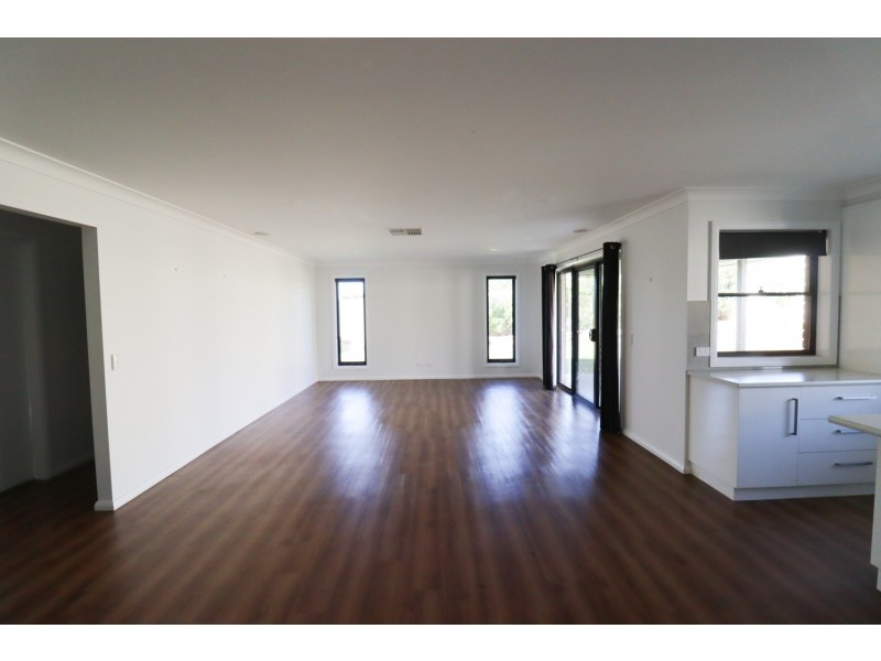 17 Mugga Street, Gobbagombalin NSW 2650