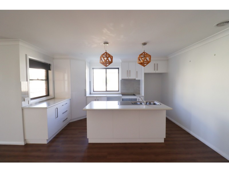 17 Mugga Street, Gobbagombalin NSW 2650