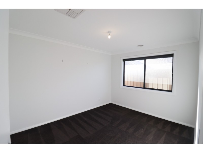 17 Mugga Street, Gobbagombalin NSW 2650