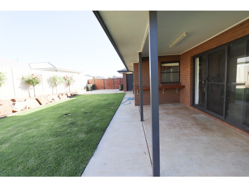 17 Mugga Street, Gobbagombalin NSW 2650