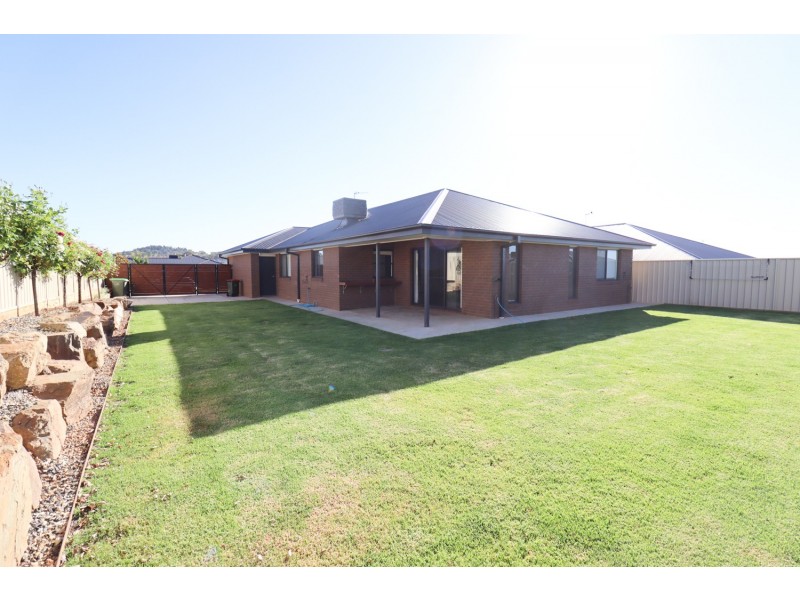 17 Mugga Street, Gobbagombalin NSW 2650