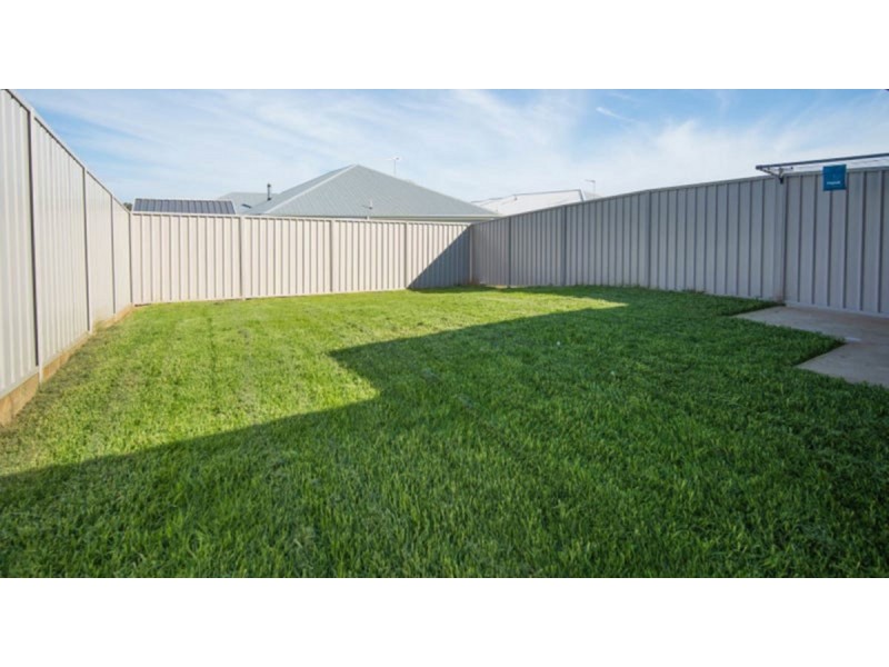 1/57 Coppabella Drive, Gobbagombalin NSW 2650