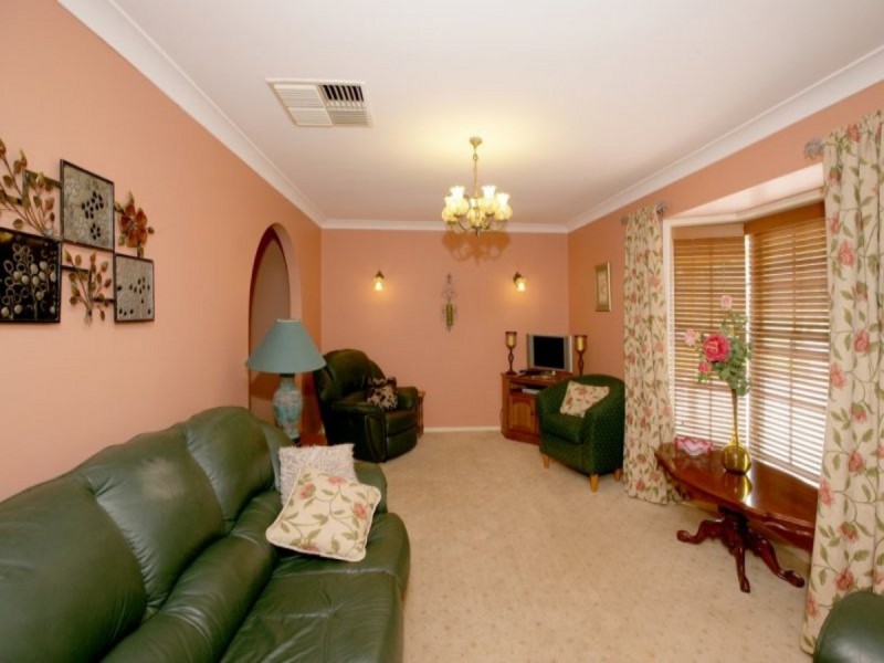 8 Mccoullough Drive, Tolland NSW 2650