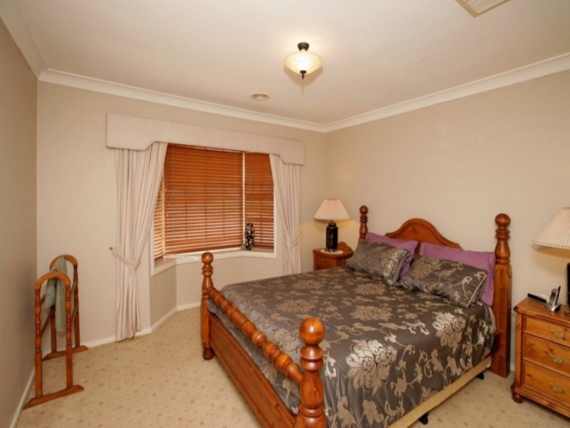 8 Mccoullough Drive, Tolland NSW 2650