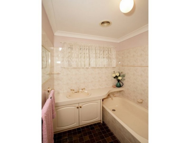 8 Mccoullough Drive, Tolland NSW 2650