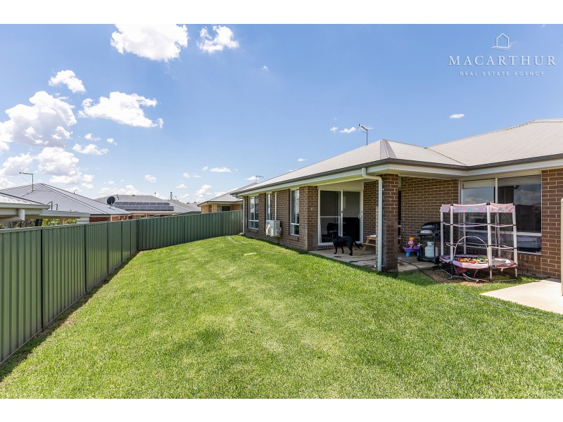 8 Tantoon Circuit, Forest Hill NSW 2651