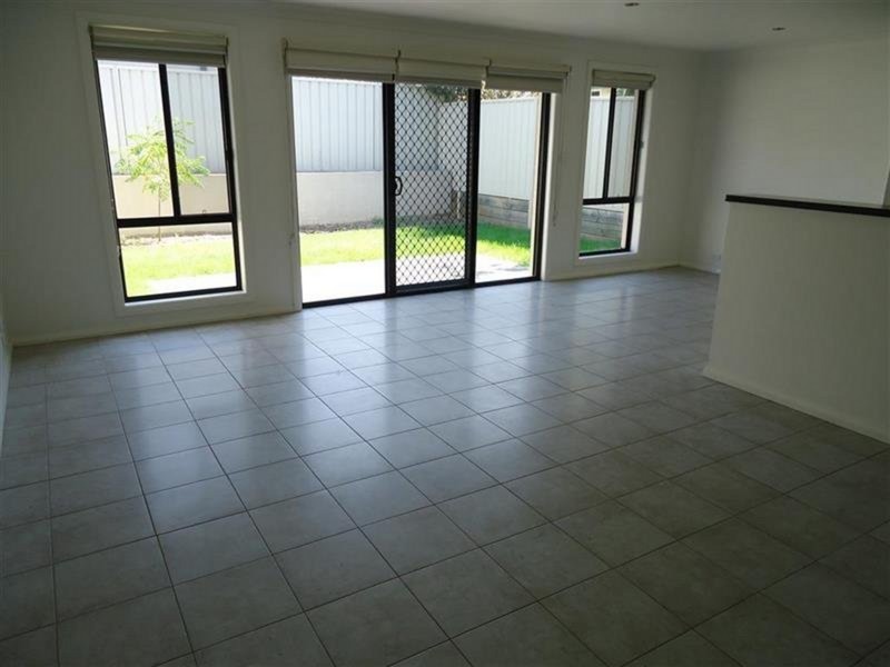2/27 Dove Street, Mount Austin NSW 2650