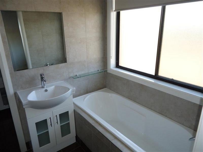2/27 Dove Street, Mount Austin NSW 2650