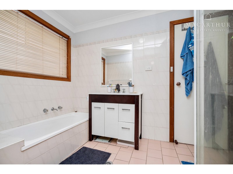 71 Dalman Parkway, Glenfield Park NSW 2650