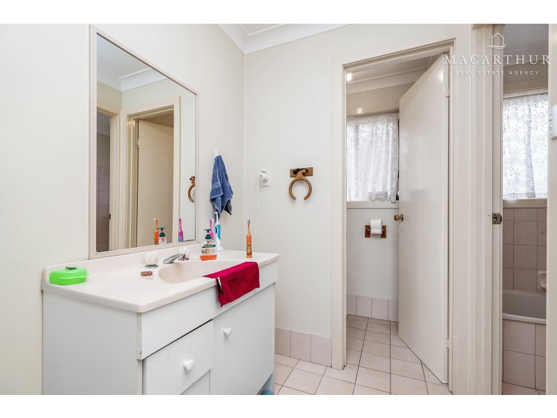 72 Dalman Parkway, Glenfield Park NSW 2650