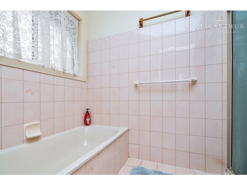 72 Dalman Parkway, Glenfield Park NSW 2650