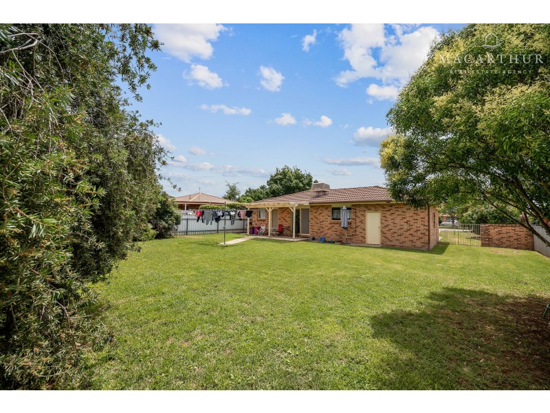 72 Dalman Parkway, Glenfield Park NSW 2650