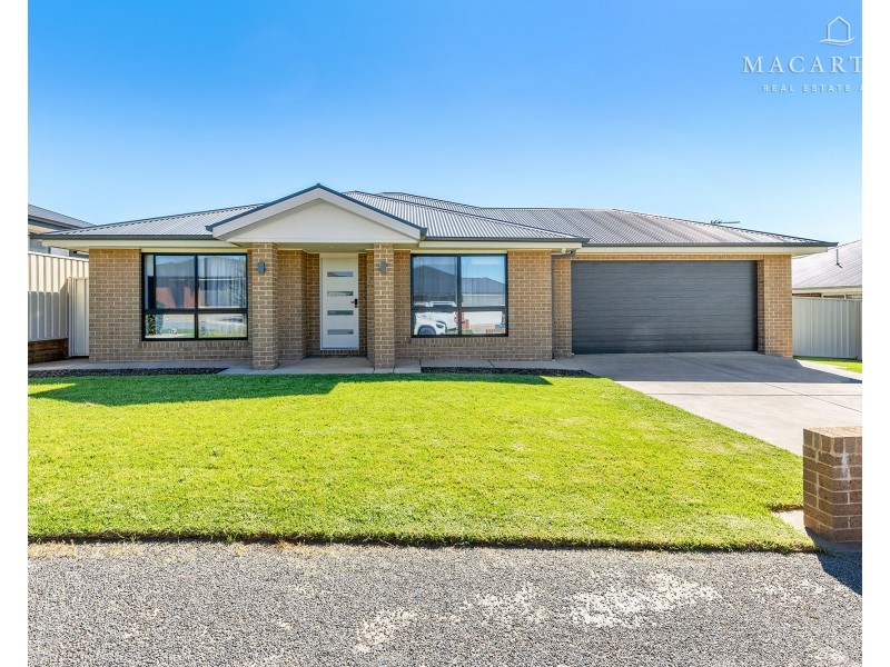 8 Mugga Street, Gobbagombalin NSW 2650