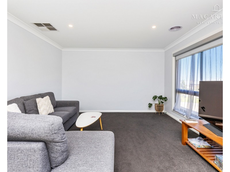 8 Mugga Street, Gobbagombalin NSW 2650