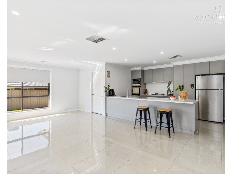 8 Mugga Street, Gobbagombalin NSW 2650