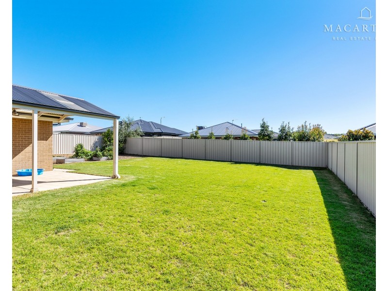 8 Mugga Street, Gobbagombalin NSW 2650