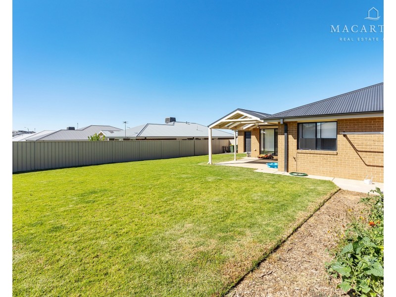 8 Mugga Street, Gobbagombalin NSW 2650
