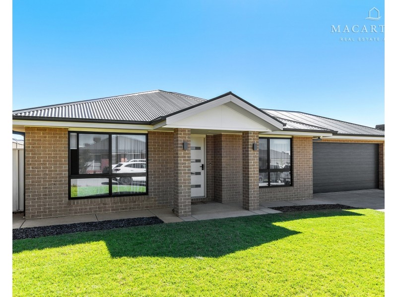8 Mugga Street, Gobbagombalin NSW 2650