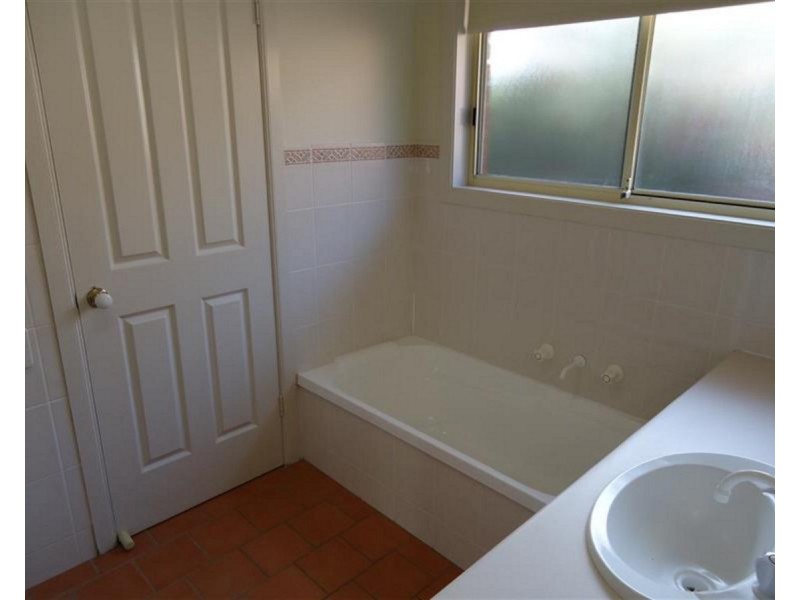 24 Yarrawah Crescent, Bourkelands NSW 2650