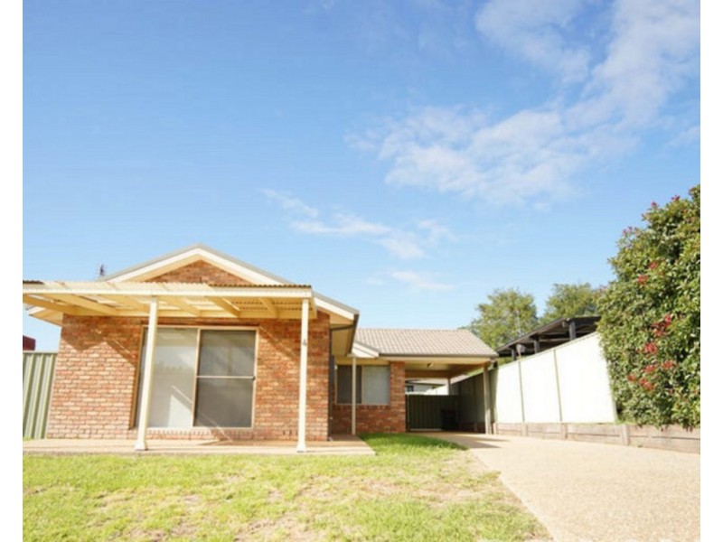 4 Clipper Way, Estella NSW 2650
