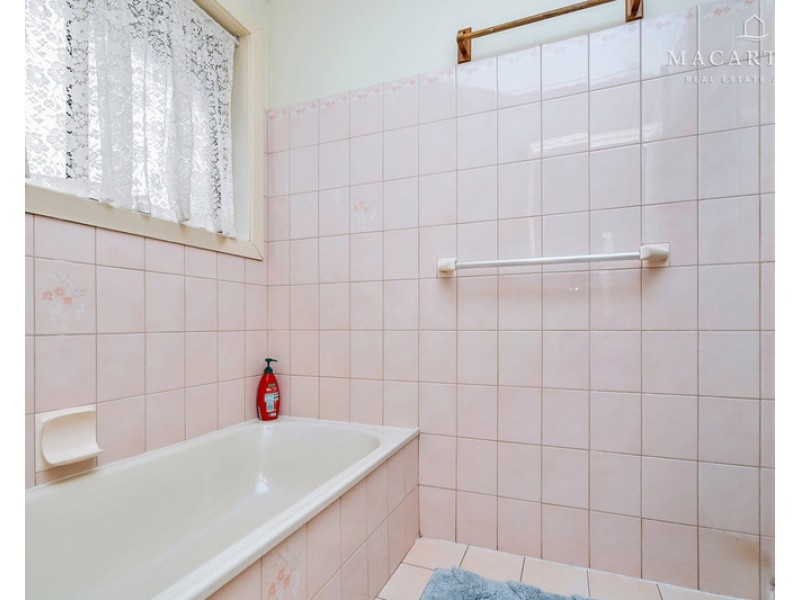 72 Dalman Parkway, Glenfield Park NSW 2650