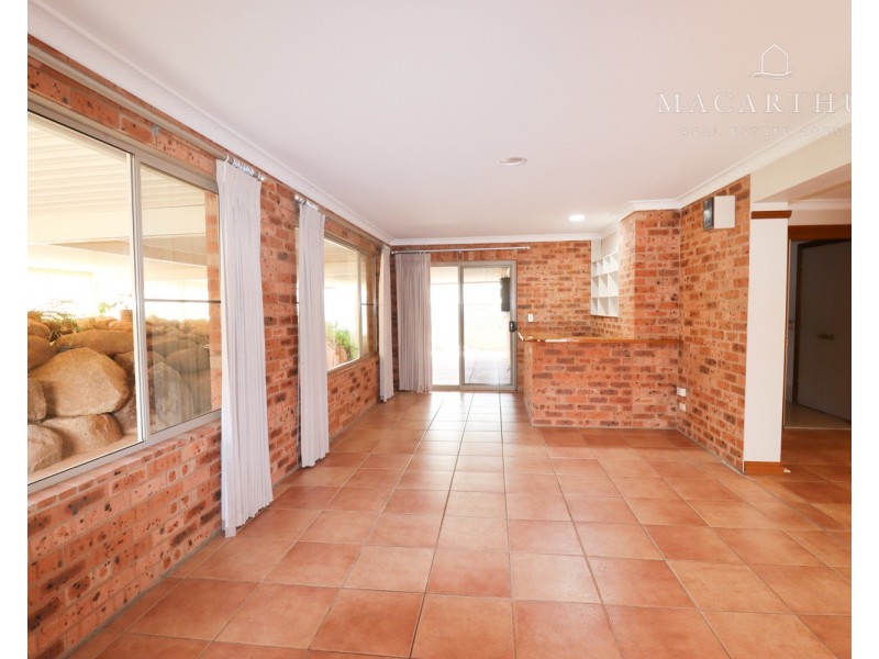 63 Simkin Crescent, Kooringal NSW 2650