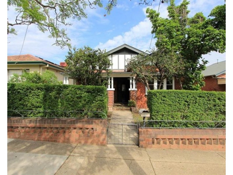 8 Macleay Street, Turvey Park NSW 2650