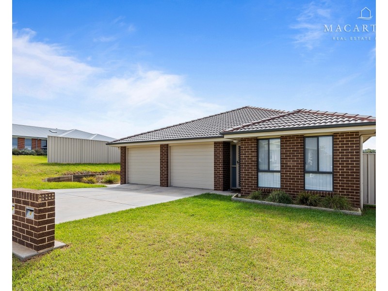 3 & 3A Batlow Way, Gobbagombalin NSW 2650