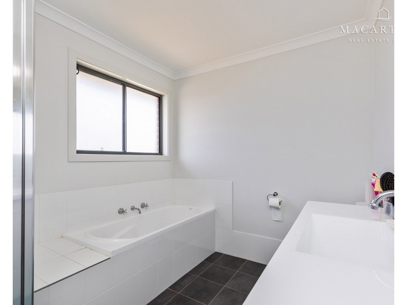 3 & 3A Batlow Way, Gobbagombalin NSW 2650