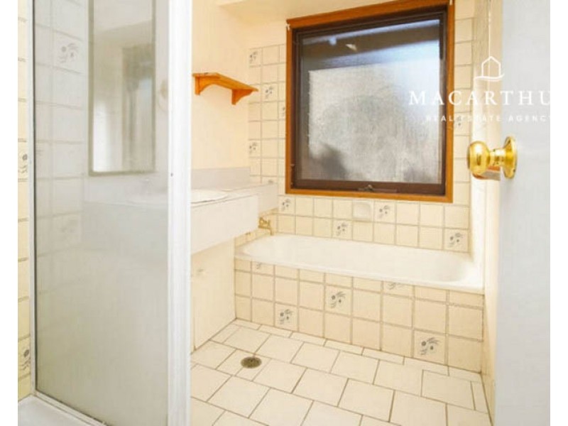 52 Pinaroo Drive, Glenfield Park NSW 2650